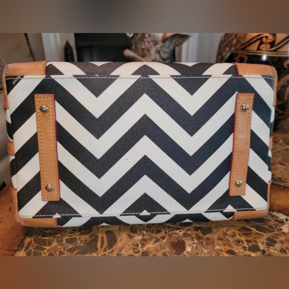 Dooney and Bourke Chevron leather bag - Picture 15 of 16